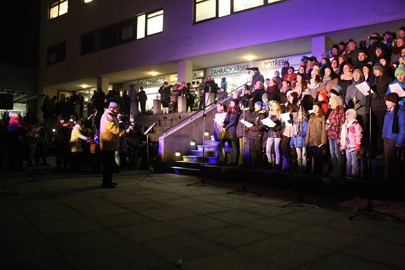 Folklórní soubor Vsacan zpíval tradičně den před Štědrým dnem koledy na Dolním náměstí ve Vsetíně