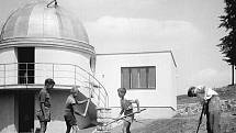 Mladí členové astronomického kroužku při úpravě terénu kolem nově postavené budovy vsetínské hvězdárny.