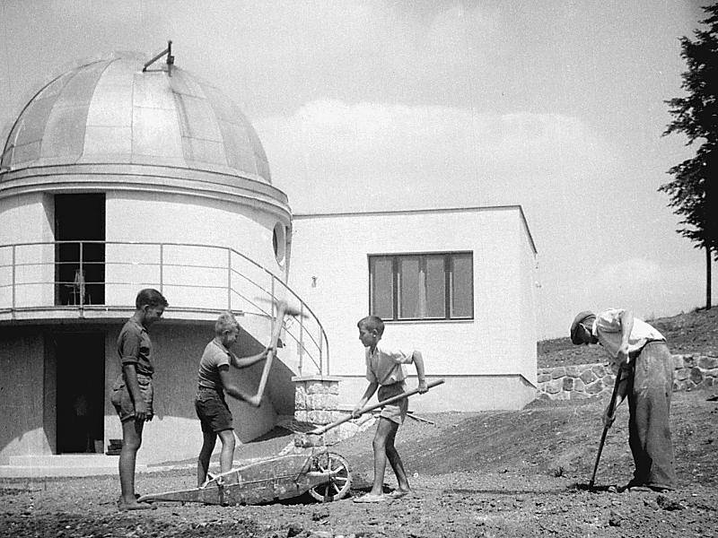 Mladí členové astronomického kroužku při úpravě terénu kolem nově postavené budovy vsetínské hvězdárny.