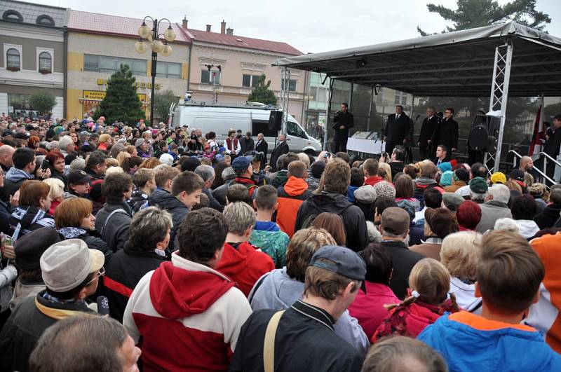 Kvůli podezření na umístění nástražného výbušného systému u budovy radnice v Rožnově pod Radhoštěm uzavřeli policisté těsně před příjezdem prezidenta Miloše Zemana Bayerovu ulici. Na místě zasahoval pyrotechnik; Rožnov p. R., čtvrtek 15. října 2015