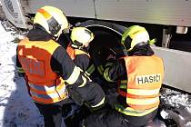 Hasiči zasahují ve čtvrtek 9. února 2023 u nehody popelářského vozu v Dolní Bečvě na Rožnovsku.