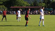 Fotbalisté Francovy Lhoty (červeno-černé dresy) zvítězili na hřišti Hrachovce 3:0 a postoupili do Krajského přeboru.