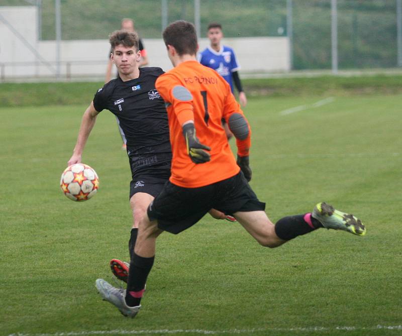 Fotbalisté Vigantic (v černém) se rozloučili s podzimní části I. A třídy skupiny A v derby s Rožnovem pod Radhoštěm přesvědčivou výhrou 5:0. Lví podíl na ni měli největší hvězdy Vigantic Milan Baroš a René Bolf, kteří dali po jedné brance, domácí útočník 