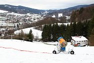 Zašlou slávu lyžařského areálu chtějí obnovit v Lužné. Na letošní sezonu pořídili sněžné dělo a rolbu.