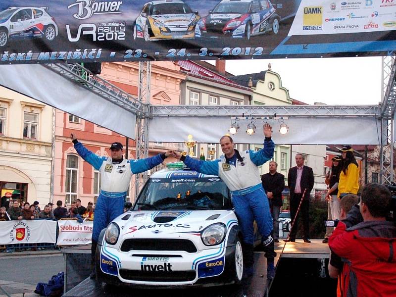 Bonver Valašská rally 2012 – cíl na náměstí ve Valašském Meziříčí – třetí v pořadí posádka Pech-Uhel.