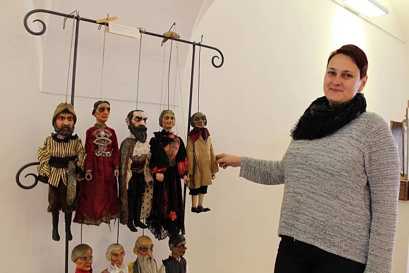 Ve valašskomeziříčském zámku Žerotínů je od středy 1. listopadu 2017 k vidění výstava s názvem Divadlo s loutkami - malé ale naše.
