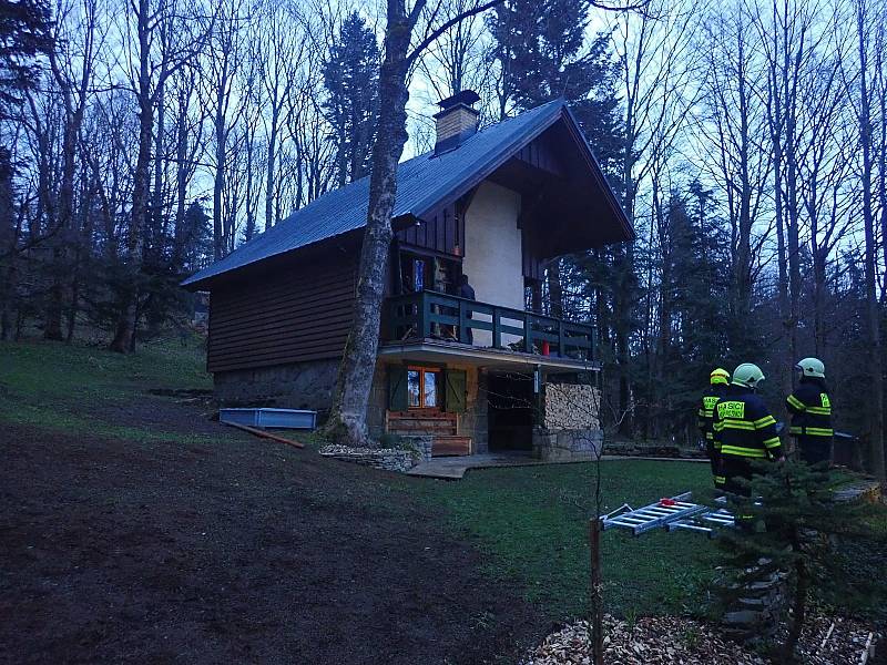 Na Kohútce hořela chata, zasahovaly čtyři jednotky hasičů.