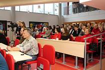 Studenti Kostka školy ve Vsetíně se už naplno věnují studiu v moderně vybavených učebnách ve zbrusu nové části školního komplexu, který v pátek 9. února 2018 slavnostně otevřel zakladatel školy Karel Kostka.