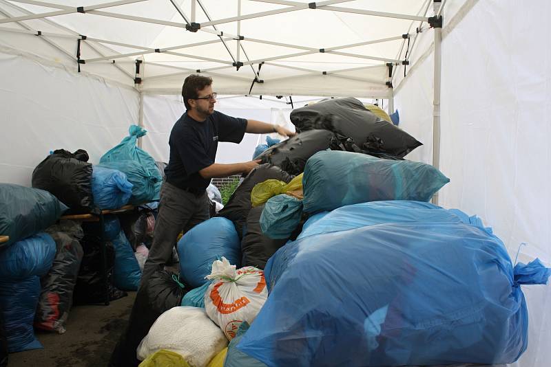 Diakonie Vsetín pořádala od čtvrtka 17. do soboty 19. května 2018 tradiční sbírku šatstva. Lidé darovali oblečení, lůžkoviny i boty. Věci poputují organizaci Textilní banka.cz, která je znovu využije. Na snímku zaměstnanec Diakonie Milan Kubičík.