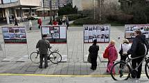 Kolemjdoucí si prohlížejí pouliční výstavu nazvanou Židovská synagoga ve Vsetíně, kterou při příležitosti 75. výročí vypálení vsetínské židovské synagogy připravili pracovníci domu kultury.