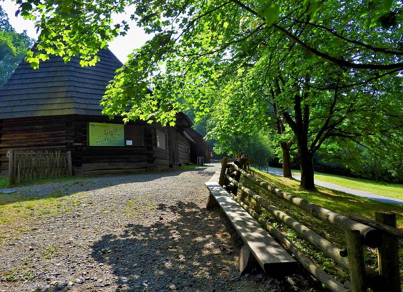 Dřevěné městečko a Valašská dědina - Valašské muzeum v přírodě v Rožnově pod Radhoštěm.