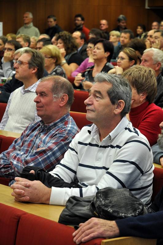 Lidé v zasedací síni vsetínské radnice sledují 2. ustavující zastupitelstvo. Politici se ani tentokrát na novém vedení města nedokázali shodnout. Vsetín, pondělí 24. listopadu 2014