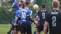 Fotbalisté Vigantic (v černém) se rozloučili s podzimní části I. A třídy skupiny A v derby s Rožnovem pod Radhoštěm přesvědčivou výhrou 5:0. Lví podíl na ni měli největší hvězdy Vigantic Milan Baroš a René Bolf, kteří dali po jedné brance, domácí útočník 