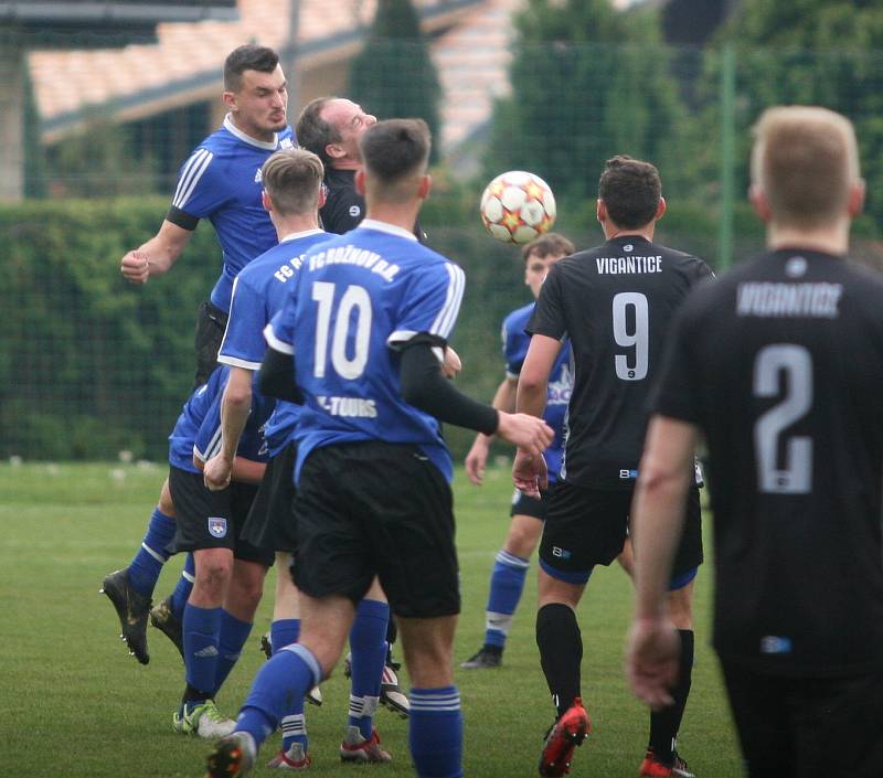 Fotbalisté Vigantic (v černém) se rozloučili s podzimní části I. A třídy skupiny A v derby s Rožnovem pod Radhoštěm přesvědčivou výhrou 5:0. Lví podíl na ni měli největší hvězdy Vigantic Milan Baroš a René Bolf, kteří dali po jedné brance, domácí útočník 