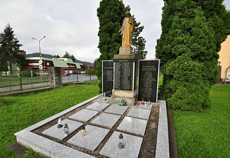 Halenkov - památník válečných obětí v centru obce.