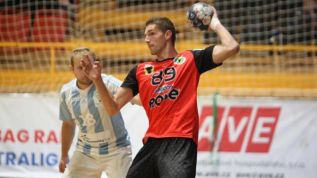 Házenkáři Zubří (v červeném) před sezonou, při generálce s Hranicemi. Miroslav Jurka