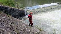 Hovězský splav na 28 km řeky Bečvy 23. června 2020 v 11.30. Zhruba 19 hodin předtím tu utonuli dva vodáci, které vtáhl proud pod splav. Lodní vak vytáhli hasiči druhý den před polednem.
