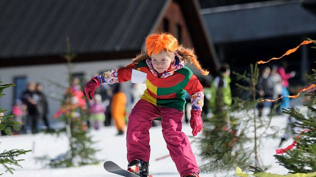 Lyžařská sezóna ve Ski areálu Razula vyvrcholí nedělní Maškarní lyžovačkou.