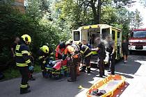 Záchranáři zasahují v neděli 17. července 2022 před polednem v Rožnově pod Radhoštěm, kde se při pádu z výšky zranil vyznavač airsoftu.