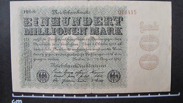 Inflační bankovka v hodnotě 100 miliónů marek německé Výmarské republiky vydaná 22. 8. 1923.