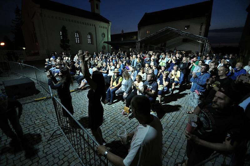 Publikum sleduje a tleská vystoupení kapely Flamengo Reunion Session na II. nádvoří zámku Žerotínů ve Valašském Meziříčí, které bylo jedním z vrcholů 39. ročníku folk-blues-beat festivalu Valašský špalíček; sobota 26. června 2021