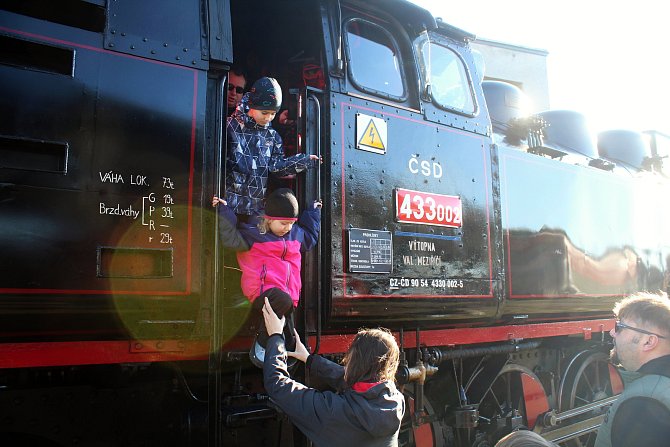 S parní lokomotivou 433.002 zvanou Matěj se přišly 23. listopadu 2019 do valašskomeziříčského depa rozloučit stovky lidí. Na opravu nejsou peníze, Matěj poputuje do depozitáře NTM v Chomutově.