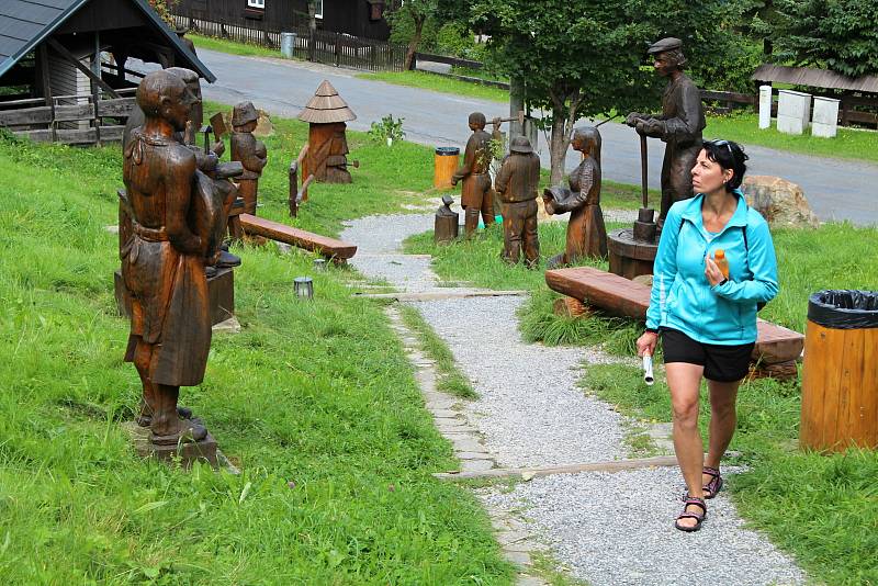 Velké Karlovice se těší velké oblibě turistů. Výjimkou nebyl ani poslední prázdninový týden roku 2020. K prohlídce láká galerie soch a kaple sv. Huberta v údolí Pluskovec.