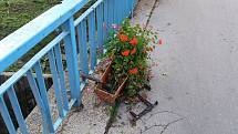 Okrasné truhlíky s květinami na mostě ve Smetanově ulici ve Vsetíně se opakovaně stávají terčem vandalů.
