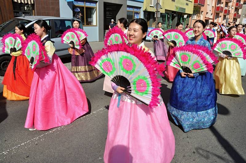 Průvod účastníků IX. ročníku Mezinárodního folklorního festivalu Vsetínský krpce centrem města Vsetín.