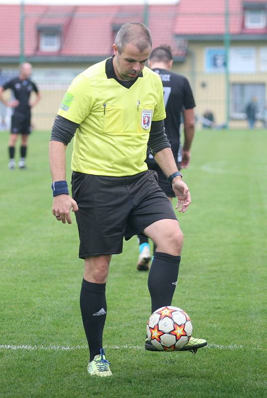 Fotbalisté Vigantic (v černém) se rozloučili s podzimní části I. A třídy skupiny A v derby s Rožnovem pod Radhoštěm přesvědčivou výhrou 5:0. Lví podíl na ni měli největší hvězdy Vigantic Milan Baroš a René Bolf, kteří dali po jedné brance, domácí útočník 