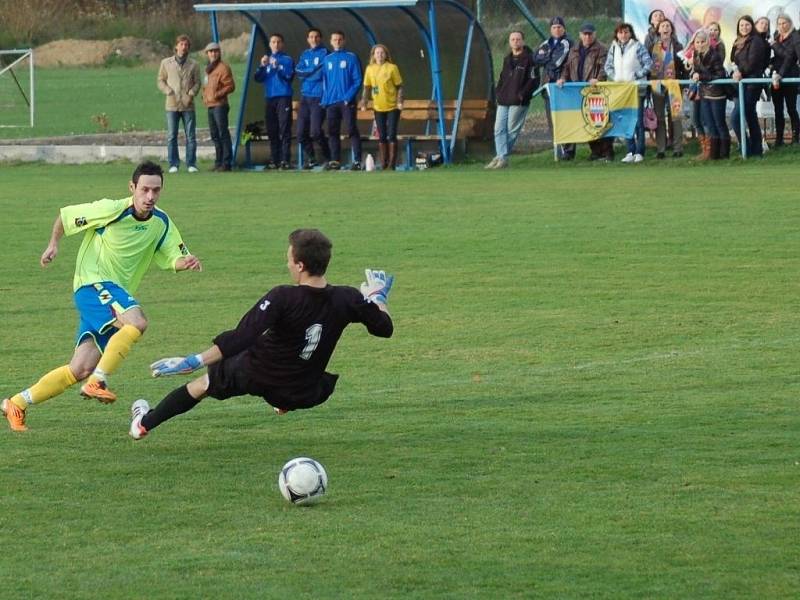 Hrachovec vs. Kelč (žluté dresy).