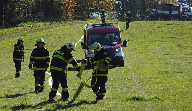 Námětové cvičení dobrovolných hasičů zaměřené na dálkové vedení vody při požáru lesa se uskutečnilo v sobotu 13. října 2018 v Malé Lhotě.