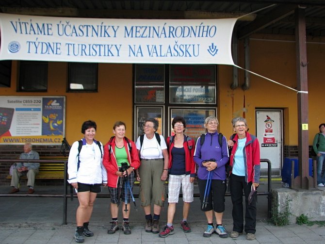 Účastníci Mezinárodního týdne turistiky na Valašsku čekají na odjezd vlaku na vsetínském nádraží; Vsetín, středa 17. července 2013.