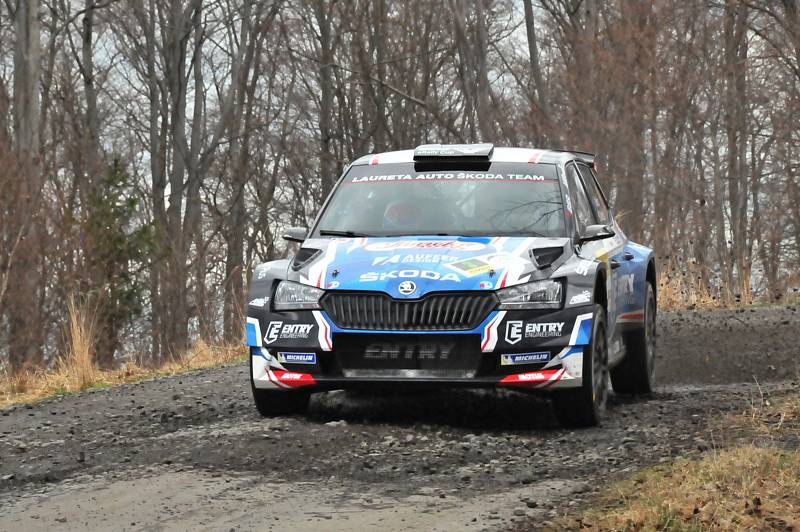 Nedělní 2. etapa 40. ročníku Valašské Rally přinesla mnoho dramatických soubojů, ze kterých nakonec vyšel vítězně Václav Pech. Druhý dojel Filip Mareš a třetí úřadující mistr Jan Kopecký.