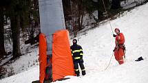Hasičské cvičení záchrana lidí z lanovky v lyžařském středisku Kohútka.