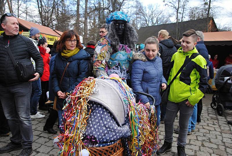 Masopustní veselí ve Valašském muzeu v přírodě v Rožnově pod Radhoštěm s tradičními obchůzkami masopustních masek zpestřené už tradičně soutěžemi o nejlepší valašskou tlačenku a klobásu.