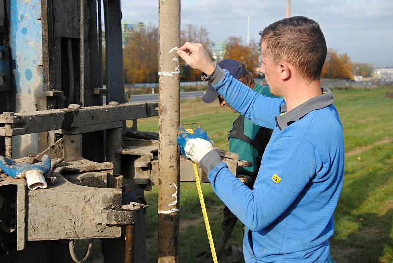 Pracovníci odborné firmy provádějí geotechnický průzkum budoucího úseku silnice I/57 od valašskomeziříčské místní části Bynina po výjezd do Jarcové, známého také jako západní obchvat města; říjen 2019