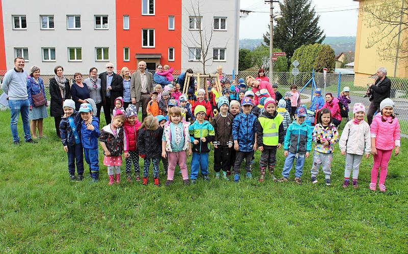 Děti z mateřské školy Krajczova ve Valašském Meziříčí zasadily 16. dubna 2018 na zahradě školky lípu u příležitosti 111. výročí zvolení TGM poslancem. Do zahradnických prací se pustily třídy Myšky, Berušky a Medvídci.