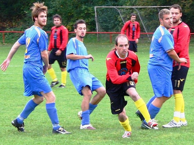 Fotbalisté Juřinky (červené dresy) v domácím prostředí prohráli s Vizovicemi vysoko 0:3.