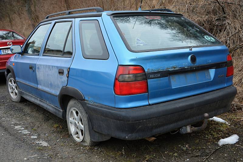 S autovraky a dlouhodobě odstavenými auty se potýkají města i  vesnice.