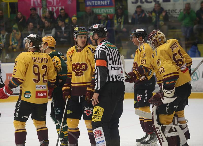 Hokejisté Vsetína (zelené dresy) se v neděli večer v rámci prvního finále Chance ligy na Lapači utkali s Jihlavou.