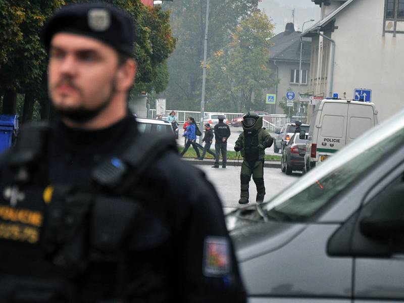 Kvůli podezření na umístění nástražného výbušného systému u budovy radnice v Rožnově pod Radhoštěm uzavřeli policisté těsně před příjezdem prezidenta Miloše Zemana Bayerovu ulici. Na místě zasahoval pyrotechnik; Rožnov p. R., čtvrtek 15. října 2015