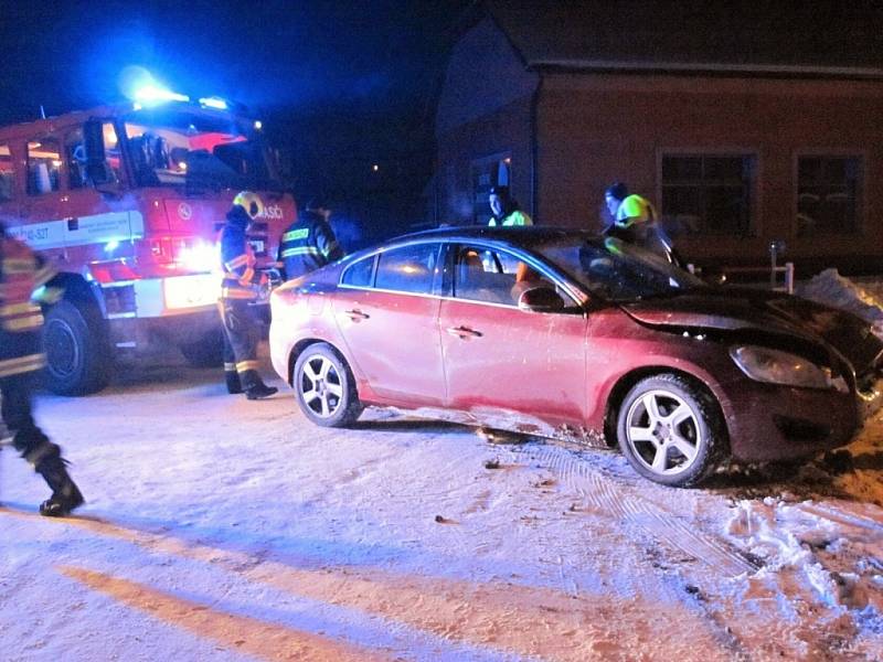 Hasiči v Kateřinicích vyprošťovali auto, které hrozilo pádem do potoka