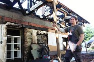 O velikonočním pondělí 2019 rodině Koudelových v Huslenkách doslova shořela střecha nad hlavou. Martin Koudela ukazuje následky požáru.