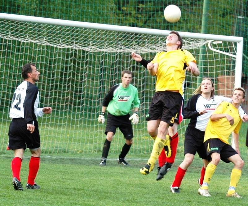 Fotbalisté Podlesí (ve žlutém) získali ze dvou zápasů prodlouženého víkendu šest bodů. V tomto utkání porazili Horní Lideč 2:0. 