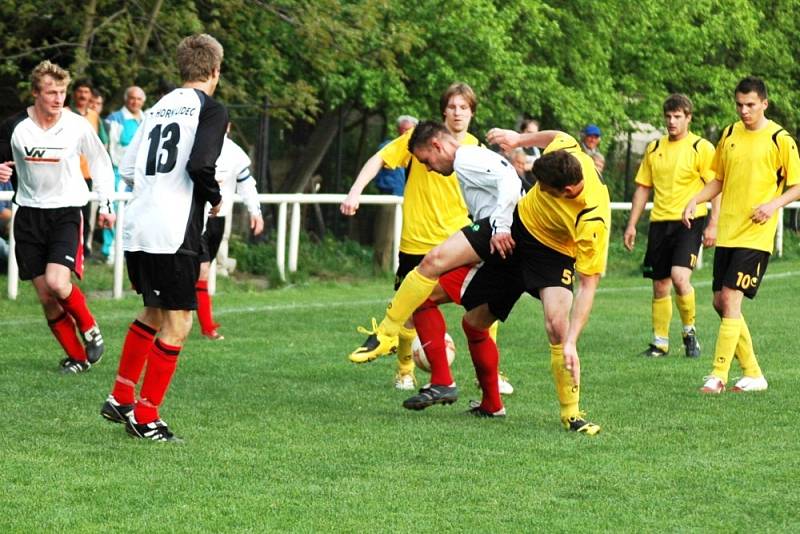 Fotbalisté Podlesí (ve žlutém) získali ze dvou zápasů prodlouženého víkendu šest bodů. V tomto utkání porazili Horní Lideč 2:0. 