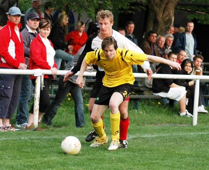 Fotbalisté Podlesí (ve žlutém) získali ze dvou zápasů prodlouženého víkendu šest bodů. V tomto utkání porazili Horní Lideč 2:0. 