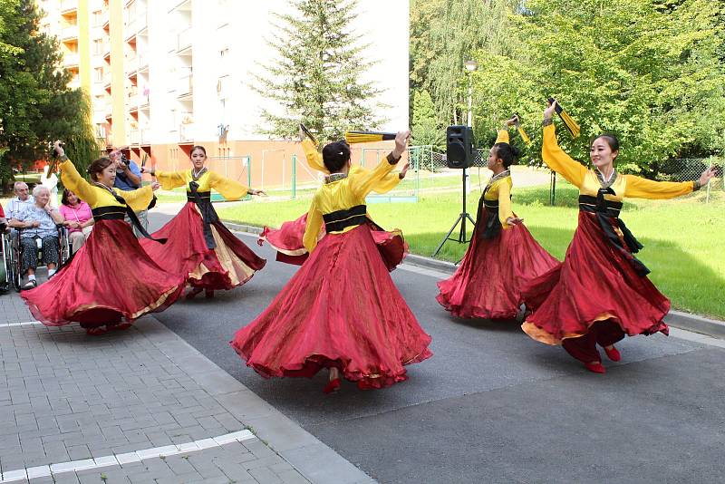 49. Liptálské slavnosti. Tanečníci z čínského souboru Regina Dance Group