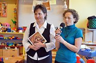 Čtyřiatřicetiletá Radka Křivová ze Vsetína (v modrém) křtila v úterý 3. prosince 2013 v Rodinném a mateřském centru Sluníčko svou knižní prvotinu s názvem Když se pedig stane koníčkem