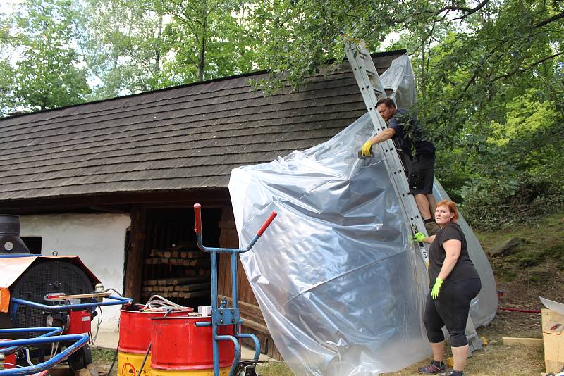 V Dřevěném městečku se unikátní ozdravné kúry, která likviduje dřevokazný hmyz, dočkala chalupa z Prlova